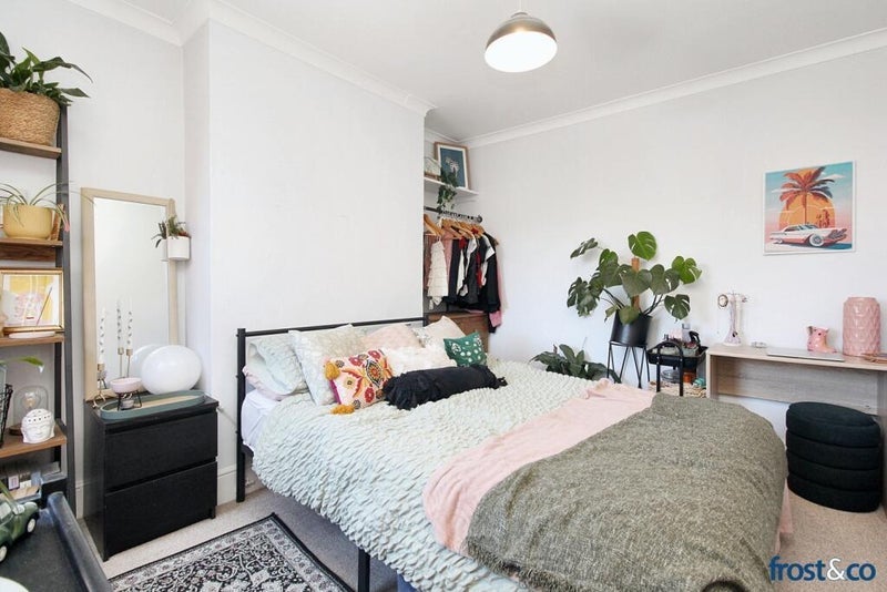 Room Kingston Road in Poole