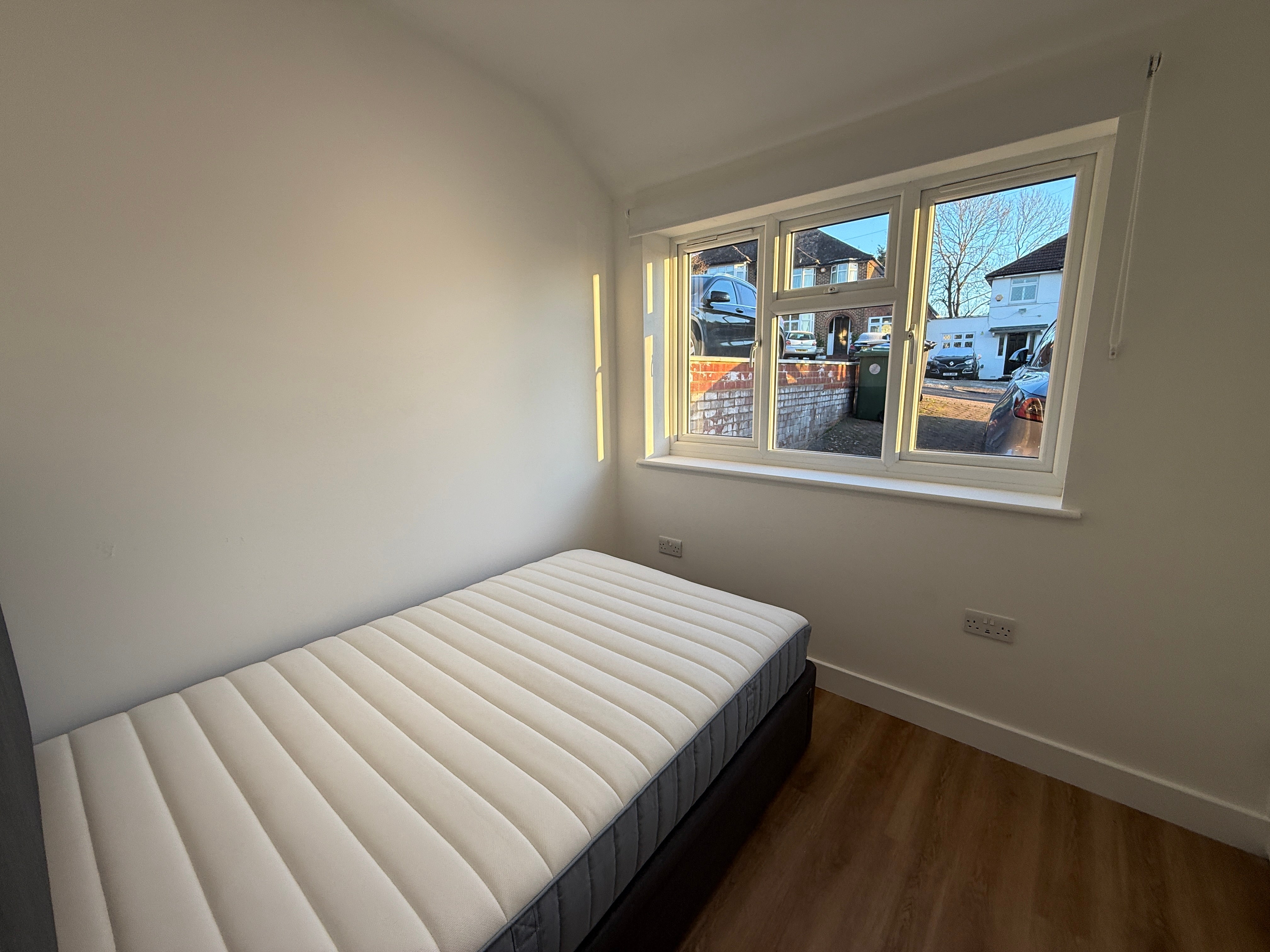 Flat Brampton Grove in Greater London