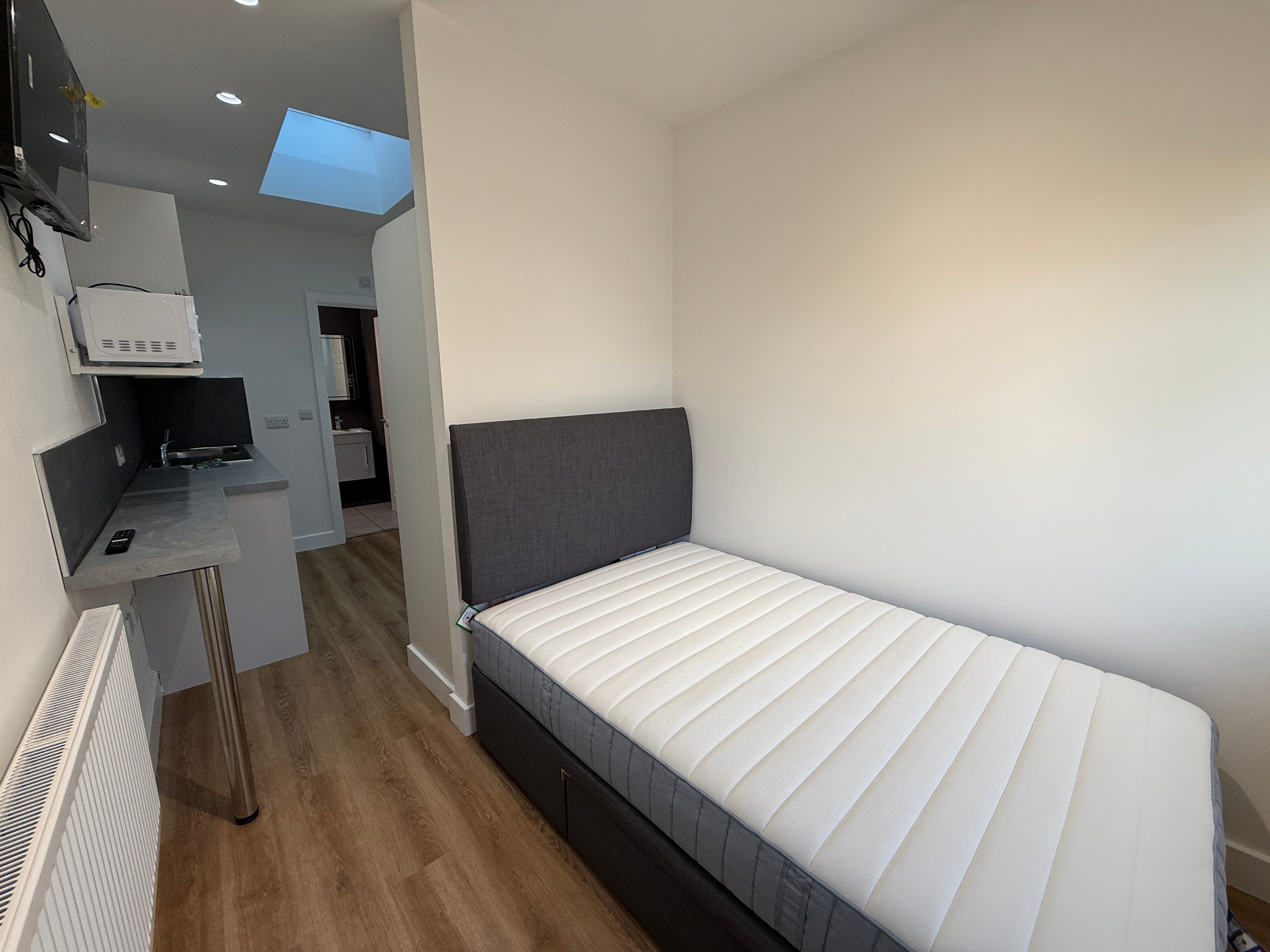 Flat Brampton Grove in Greater London