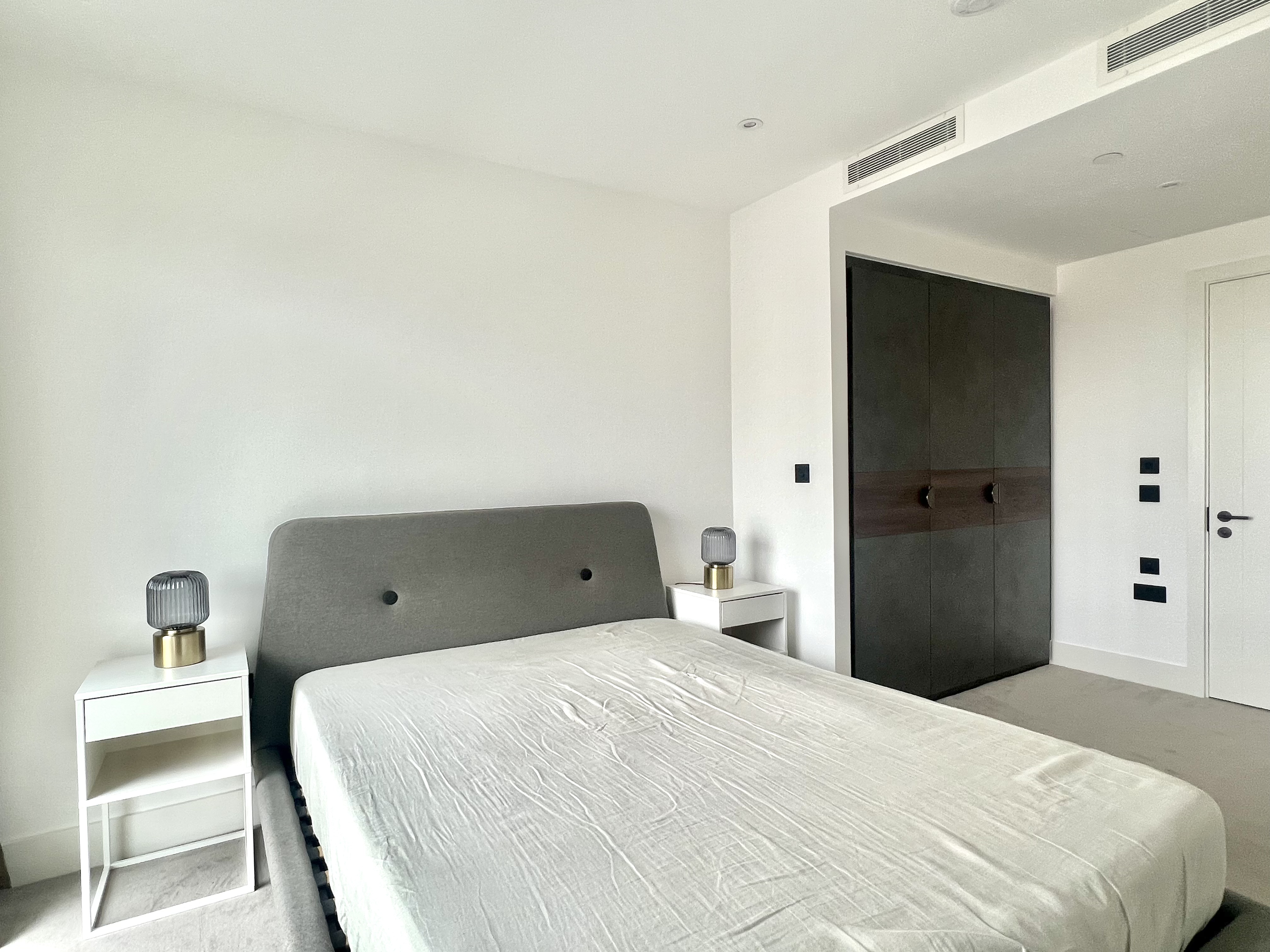 Flat Saint John's Hill in Greater London