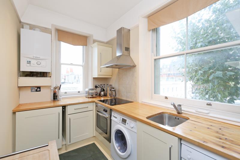 Flat Gloucester Road in Greater London