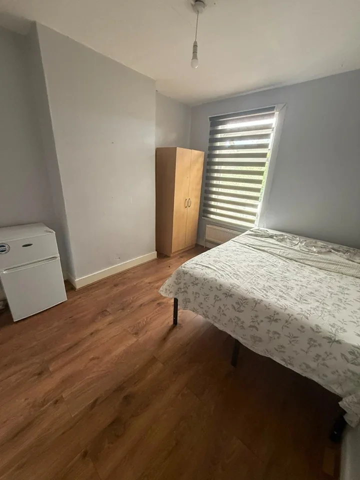 Room Strode Road in Greater London