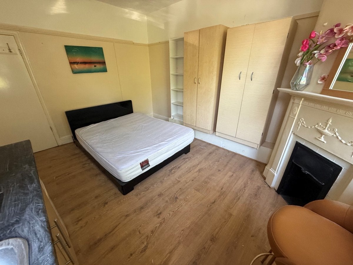 Flat Cannon Hill in Greater London
