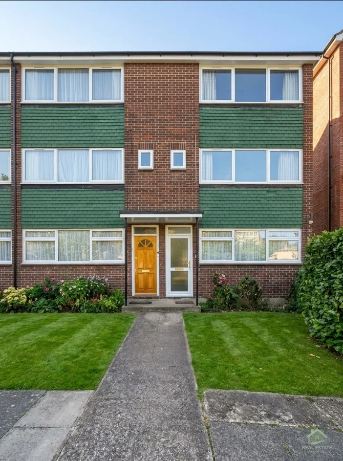 Flat Grant Road in Greater London