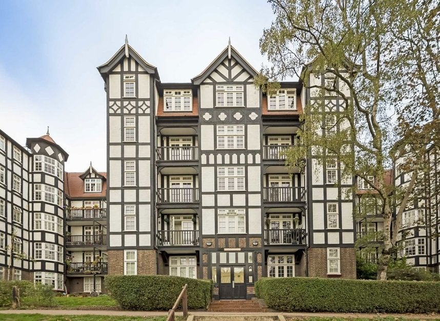 Flat Oakeshott Avenue in Greater London