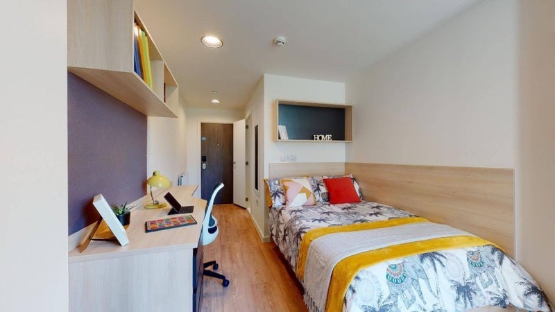 Room Lett Road in Greater London