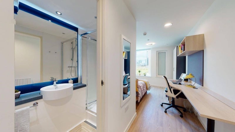 Room Lett Road in Greater London