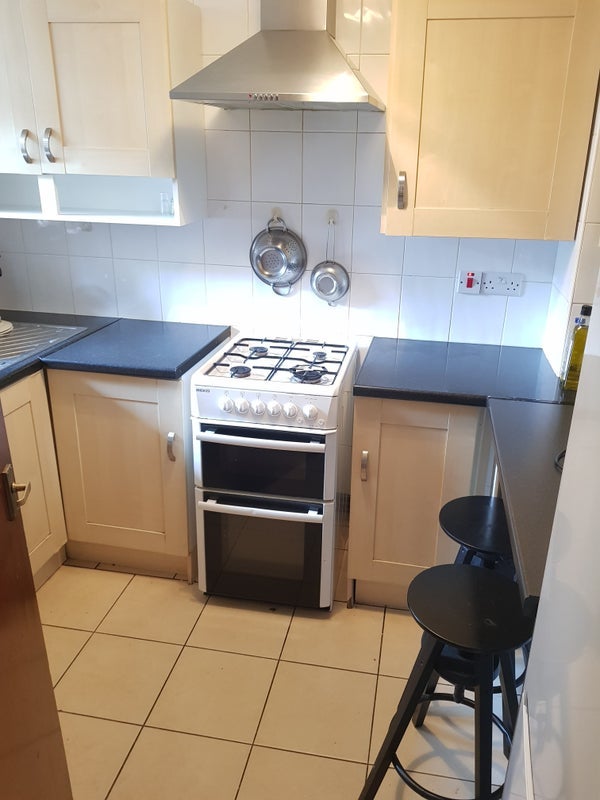 Room King and Queen Street in Greater London