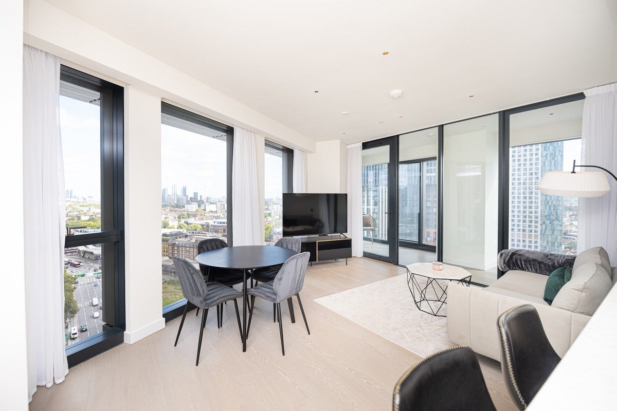 Flat Nine Elms Lane in Greater London