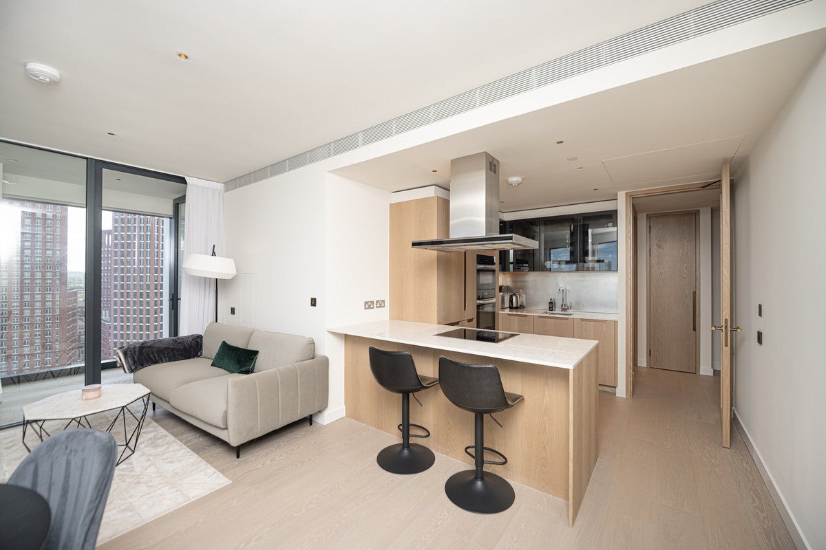 Flat Nine Elms Lane in Greater London