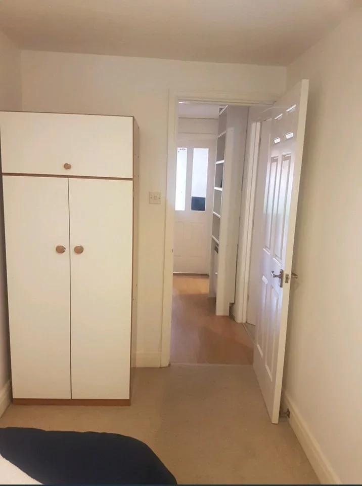 Room Hatch Place in Greater London