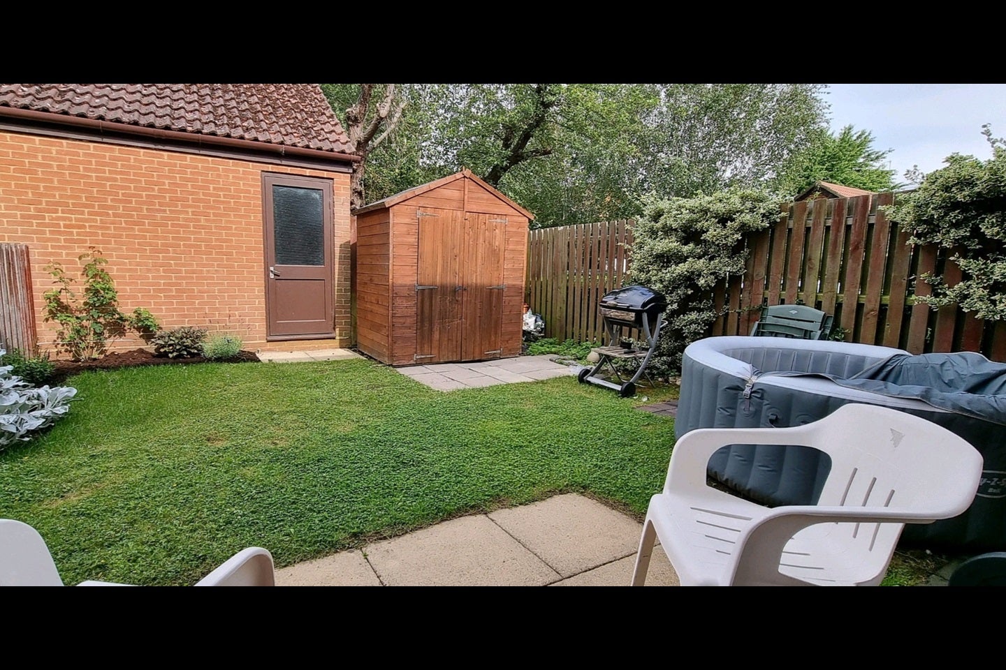 Room Hatch Place in Greater London