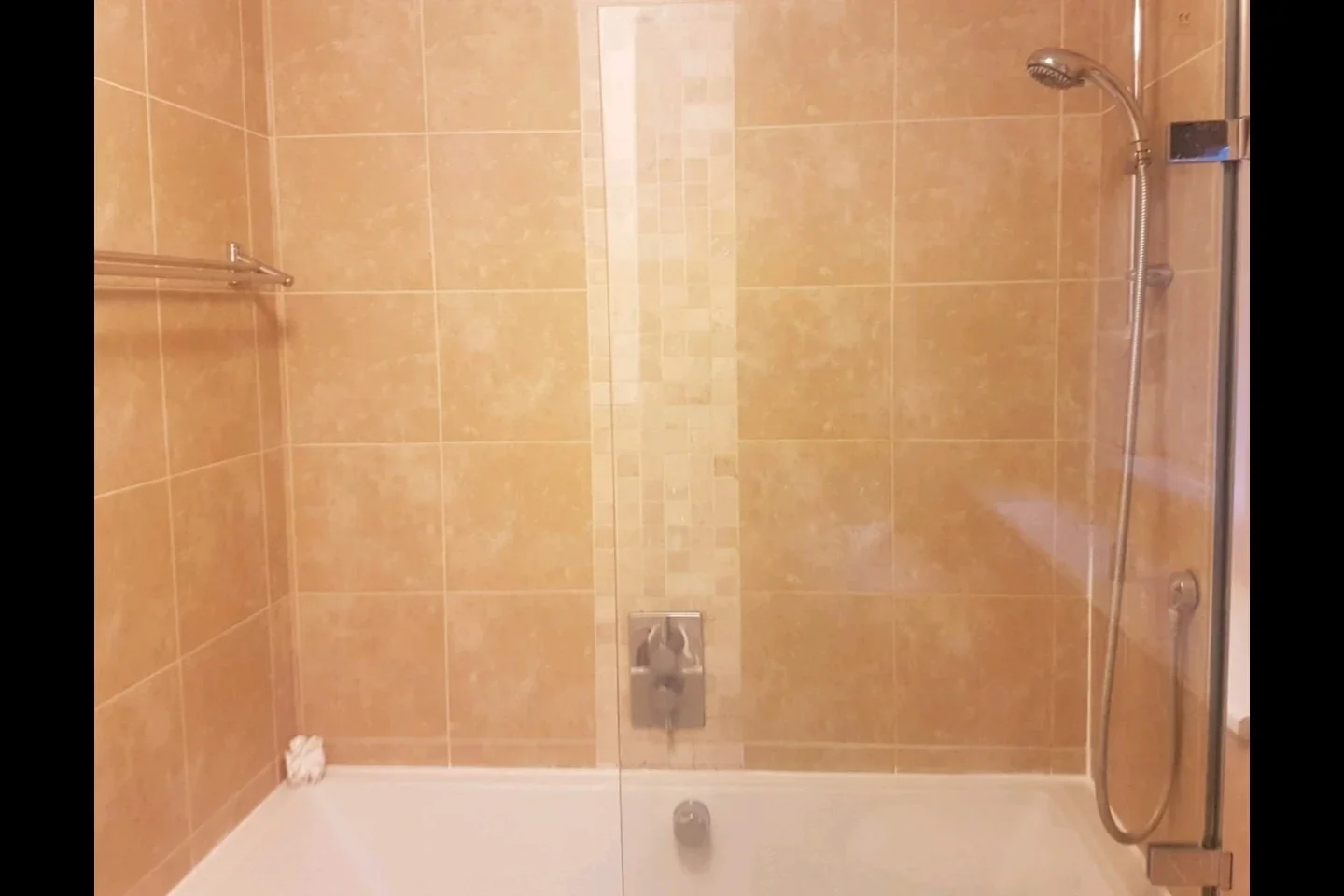 Room Hatch Place in Greater London