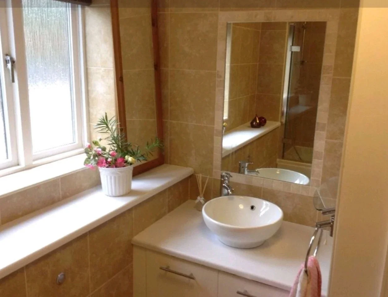 Room Hatch Place in Greater London