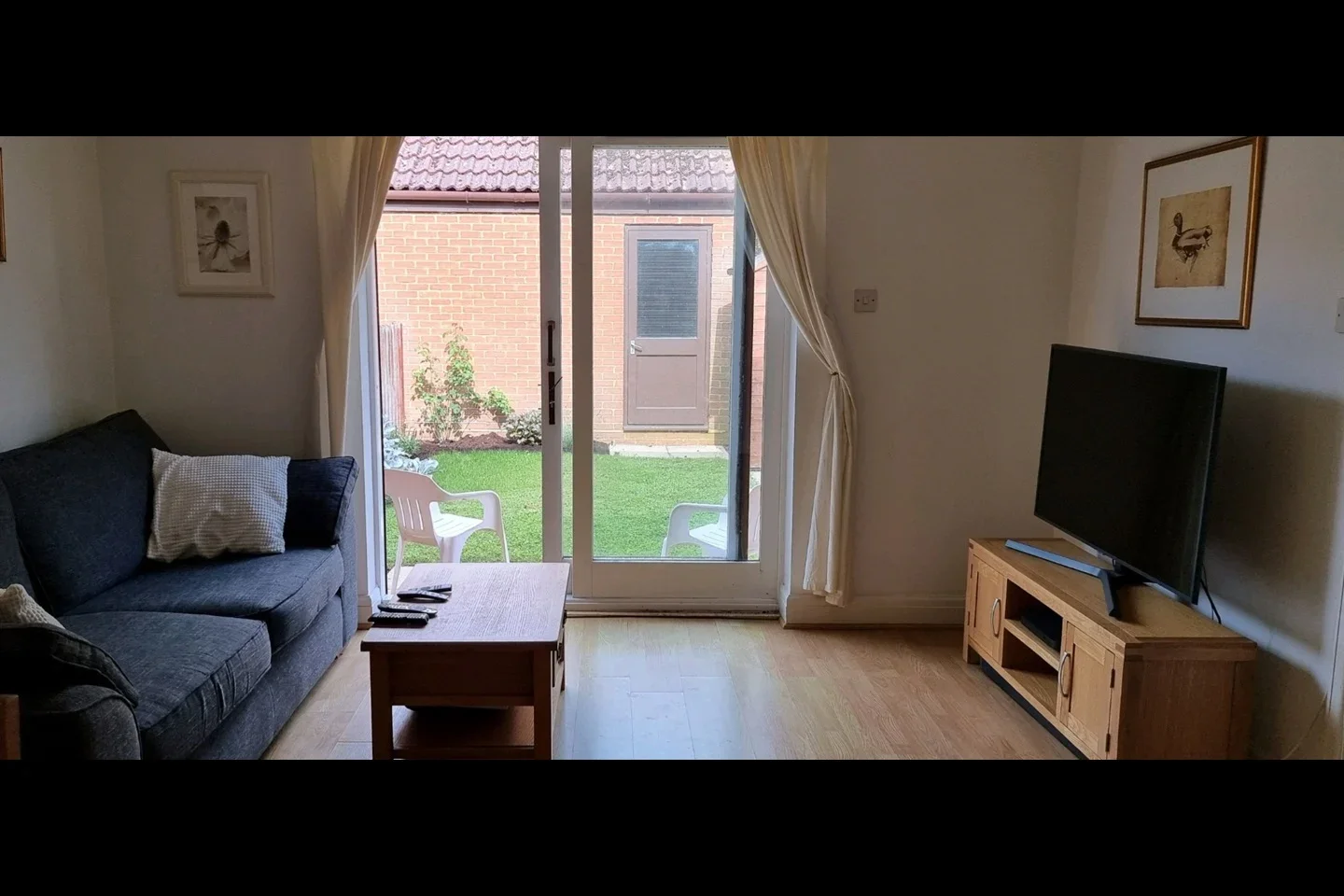 Room Hatch Place in Greater London