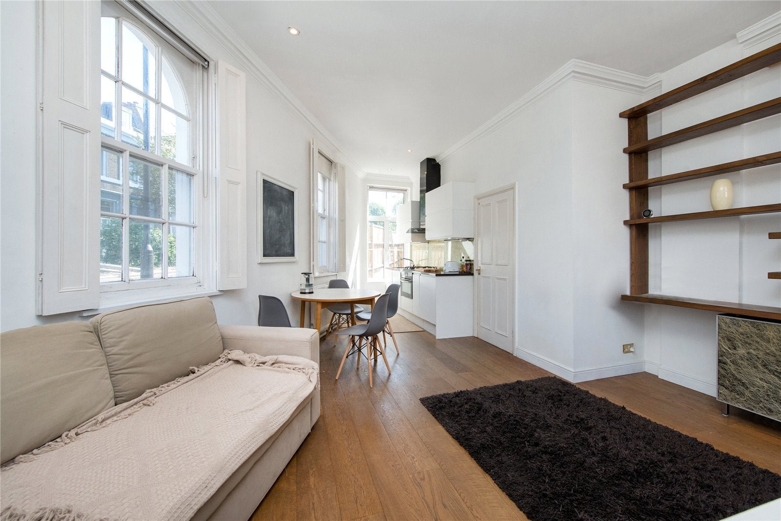 Flat Torriano Avenue in Greater London