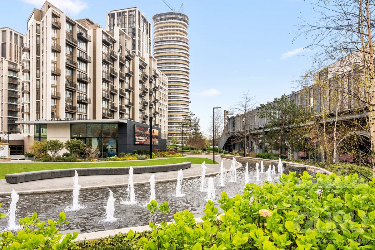 Flat Silver Road in Greater London