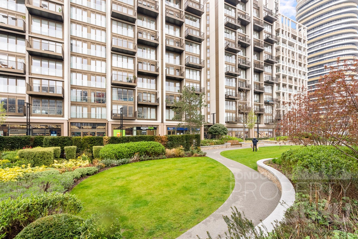 Flat Silver Road in Greater London