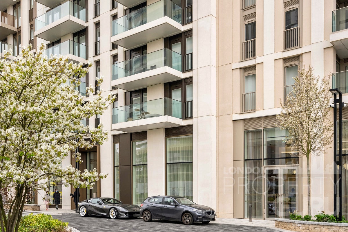Flat Silver Road in Greater London