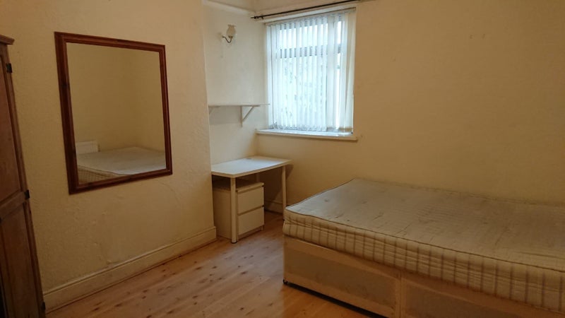 Room Kelvin Road in Cardiff