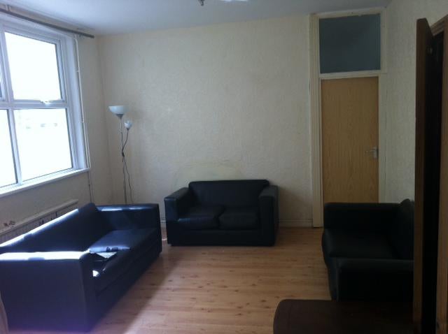 Room Kelvin Road in Cardiff