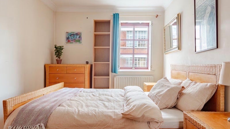 Flat Pine Street in Greater London