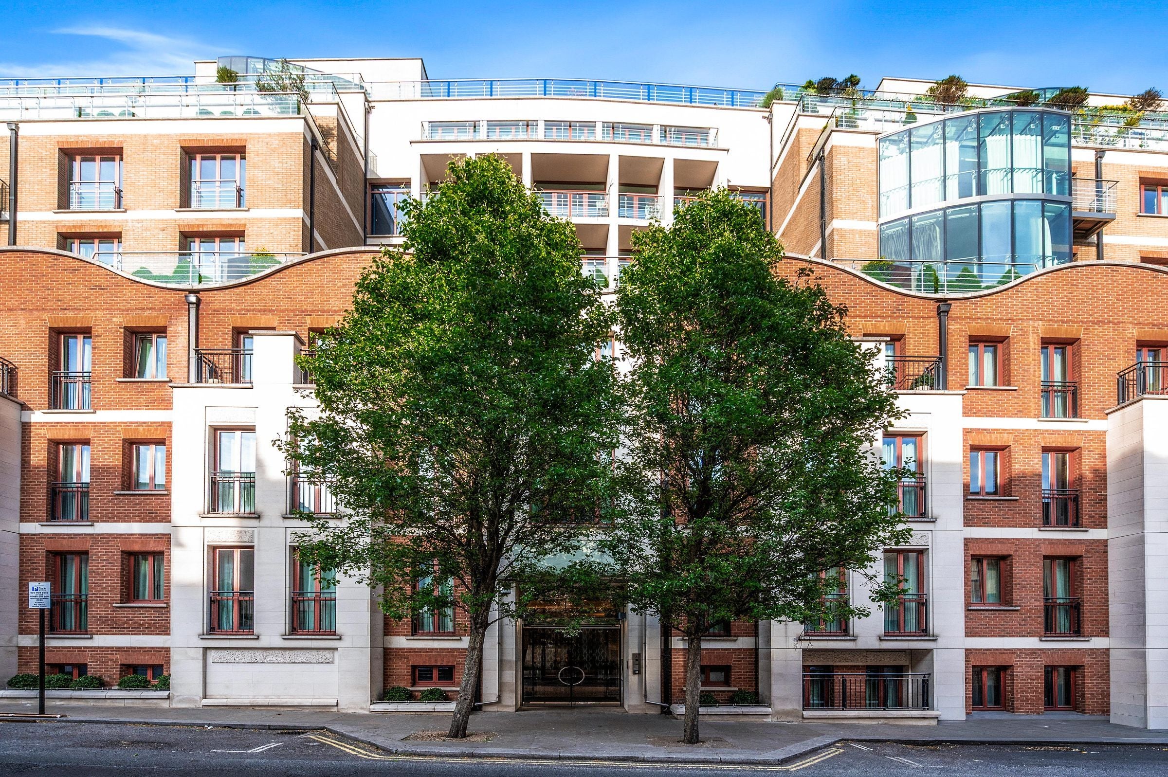 Flat Lancelot Place in City of Westminster