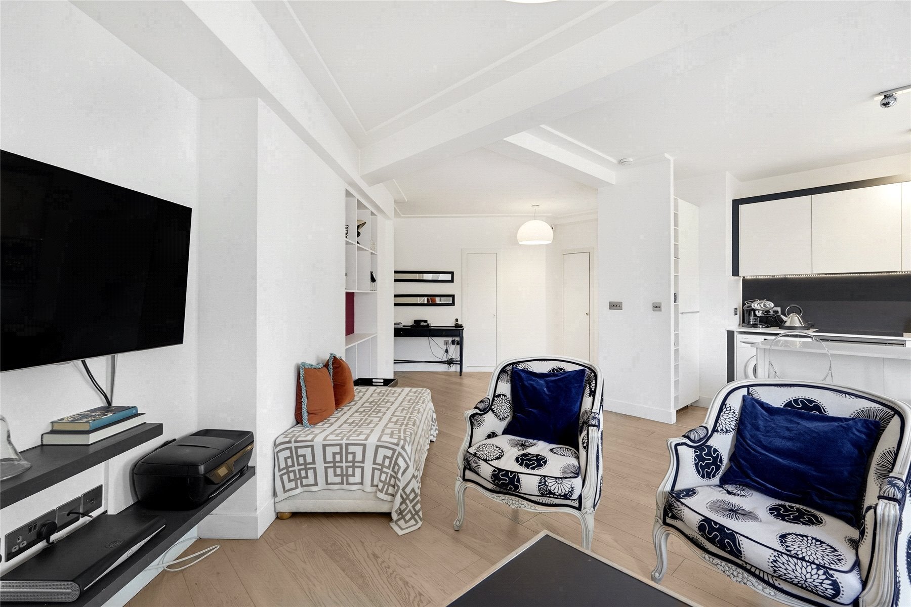 Flat Walpole Street in Greater London