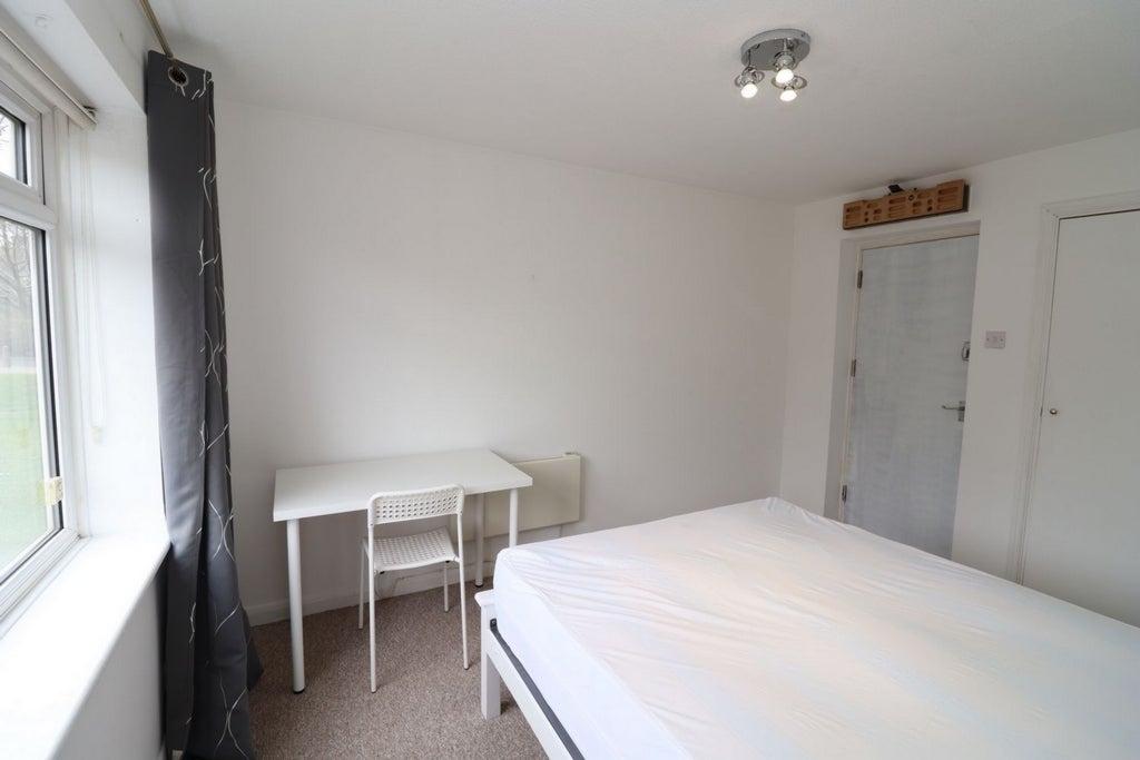 Room Globe Road in Greater London