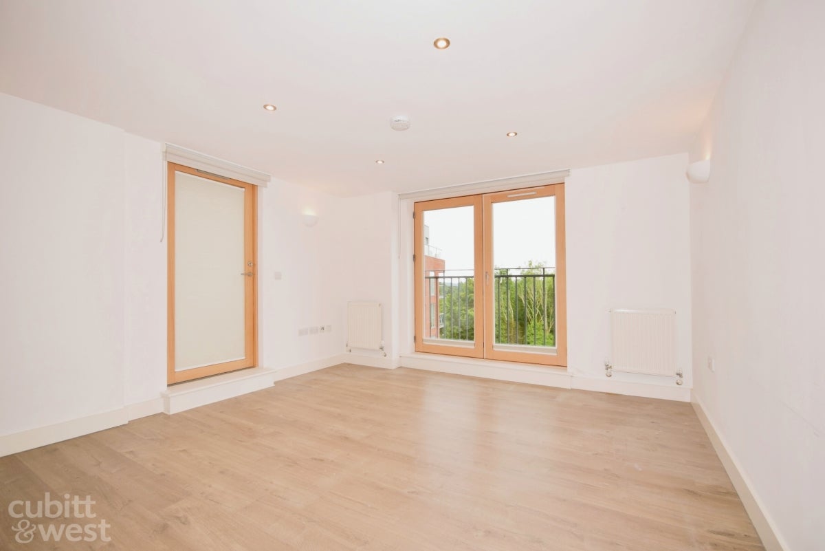 Flat Connersville Way in Greater London