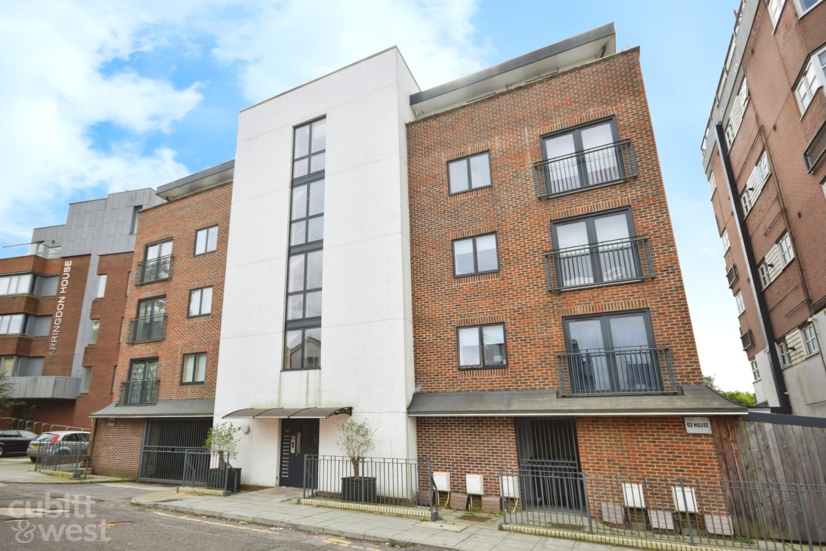Flat Connersville Way in Greater London