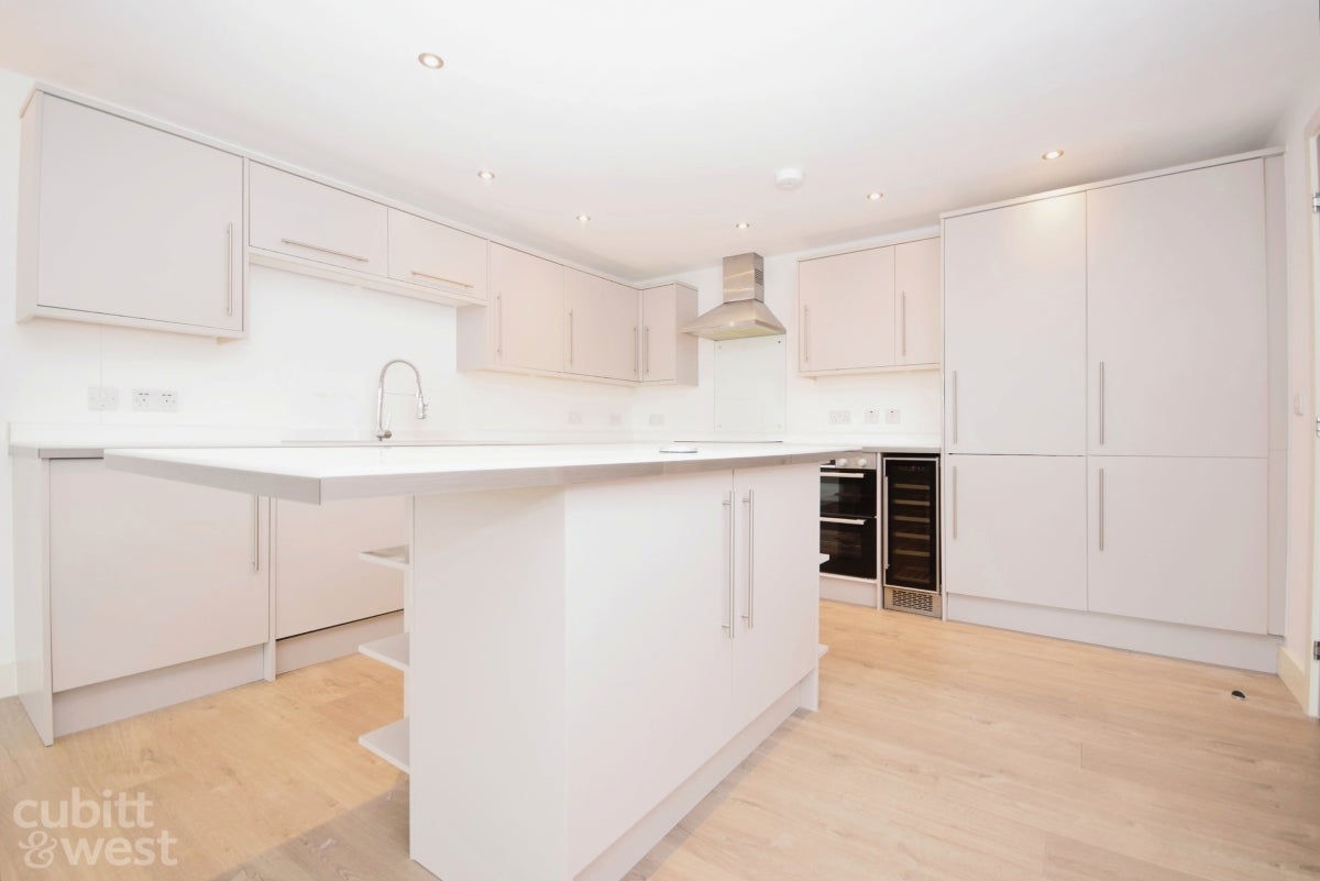 Flat Connersville Way in Greater London