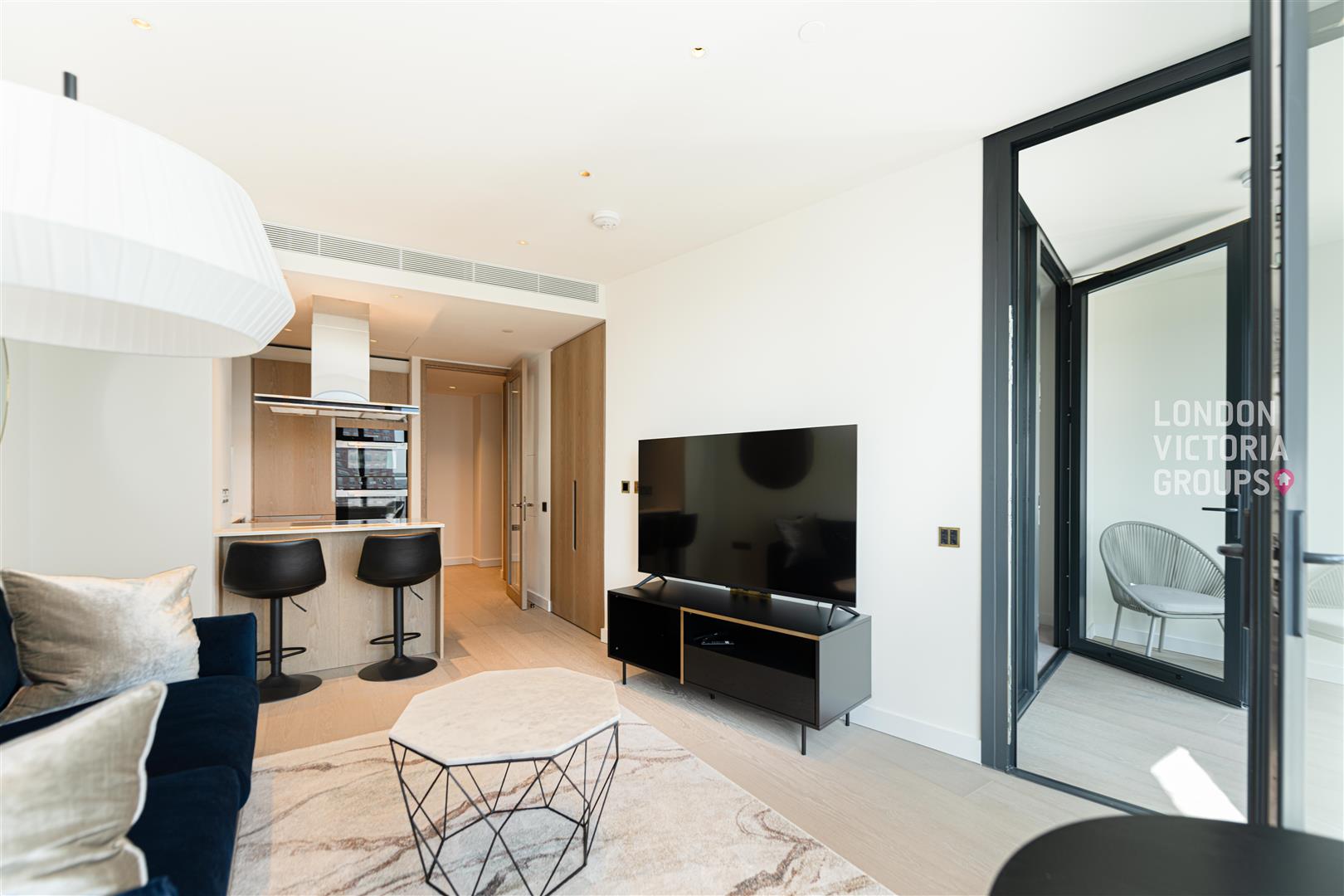 Flat Nine Elms Lane in Greater London