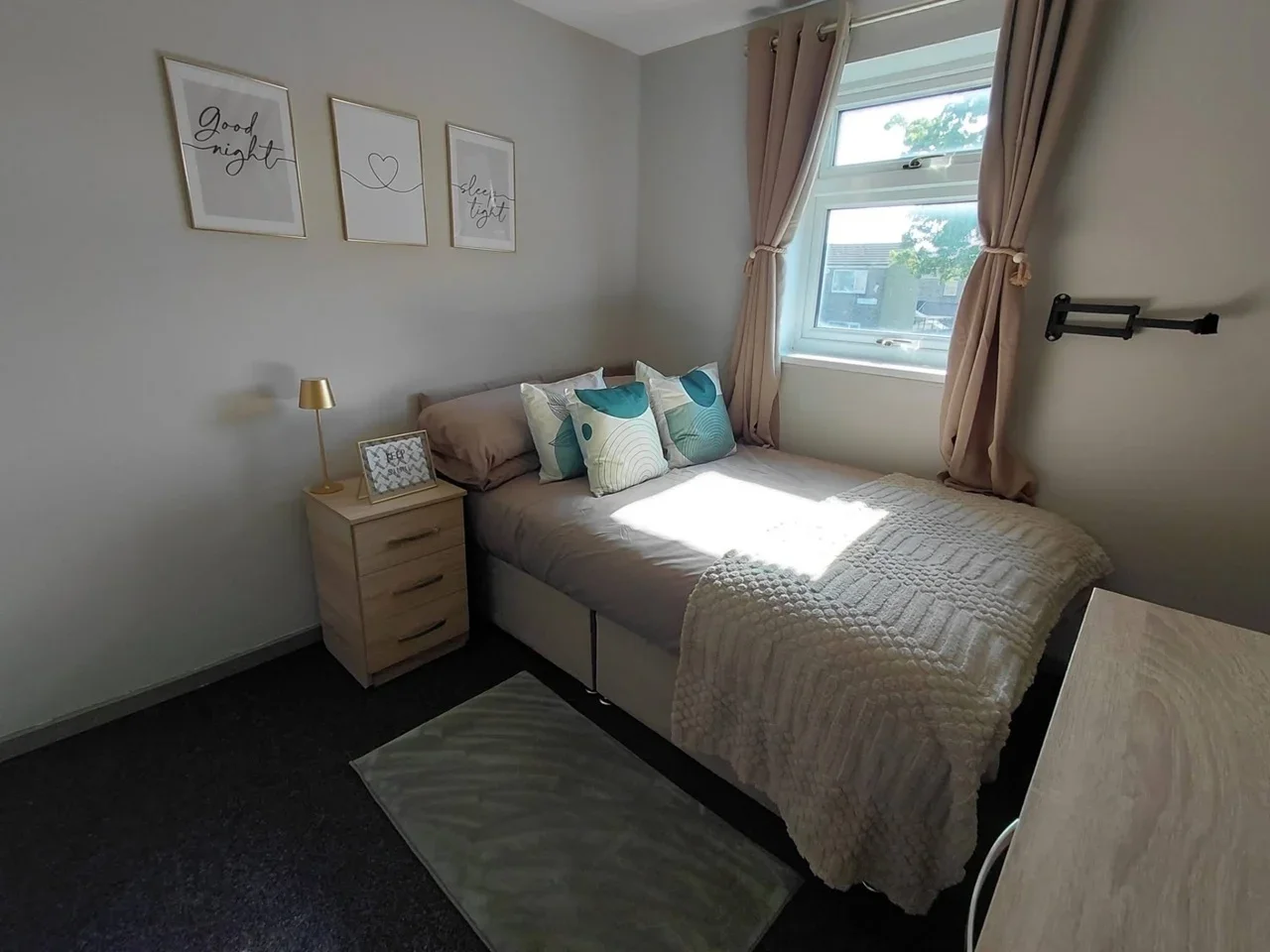 Room Axminster Close in Hull