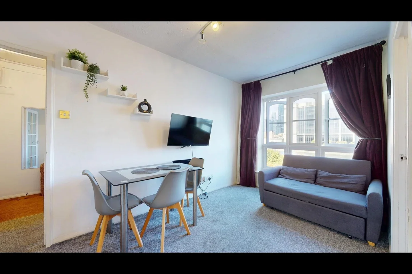 Flat Barnsdale Avenue in Greater London