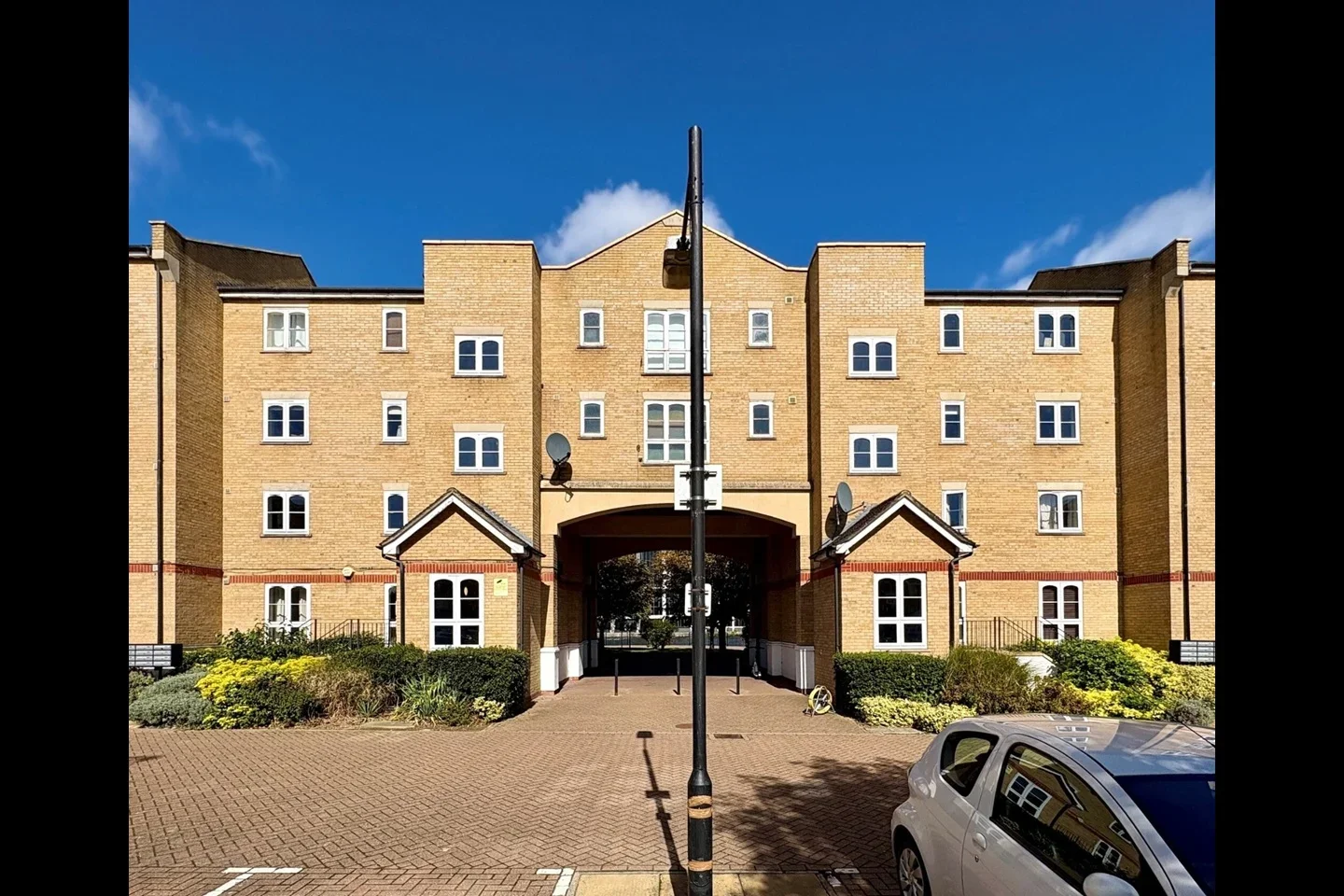Flat Barnsdale Avenue in Greater London