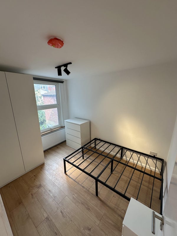 Room Geere Road in Greater London
