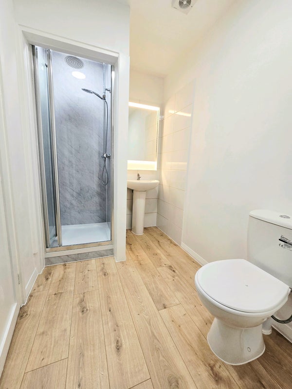 Room Forest Drive West in Greater London