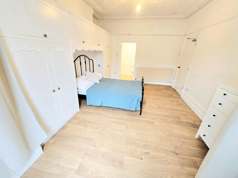 Room Forest Drive West in Greater London