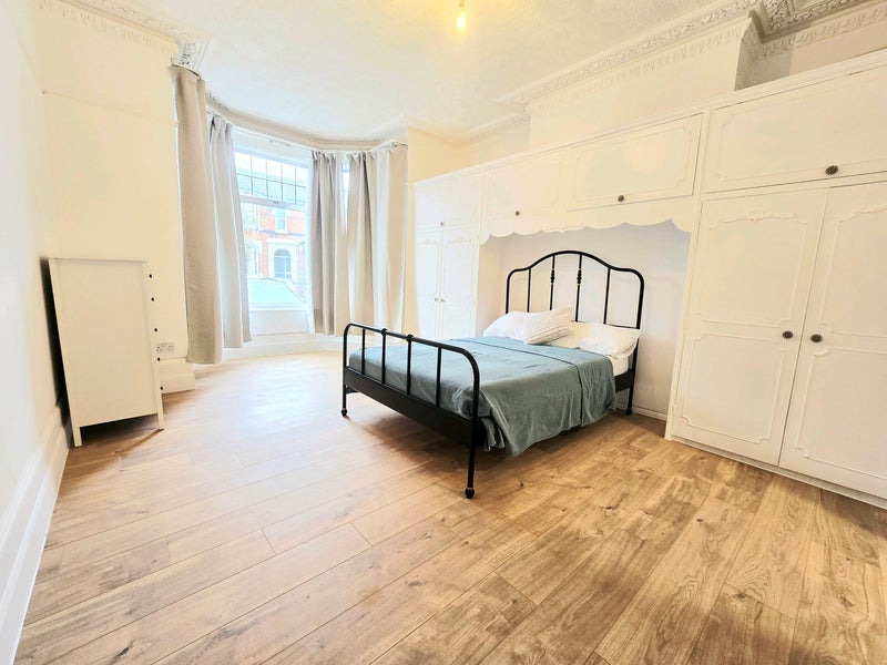 Room Forest Drive West in Greater London