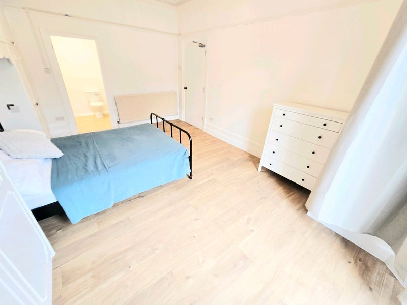 Room Forest Drive West in Greater London