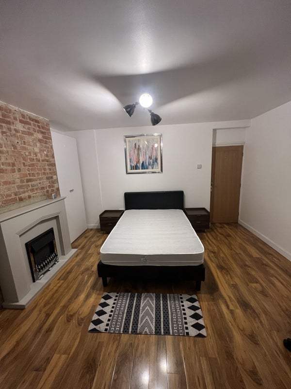 Room Bruce Road in Greater London