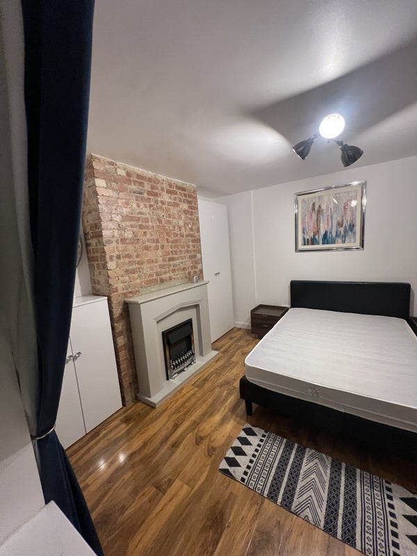 Room Bruce Road in Greater London