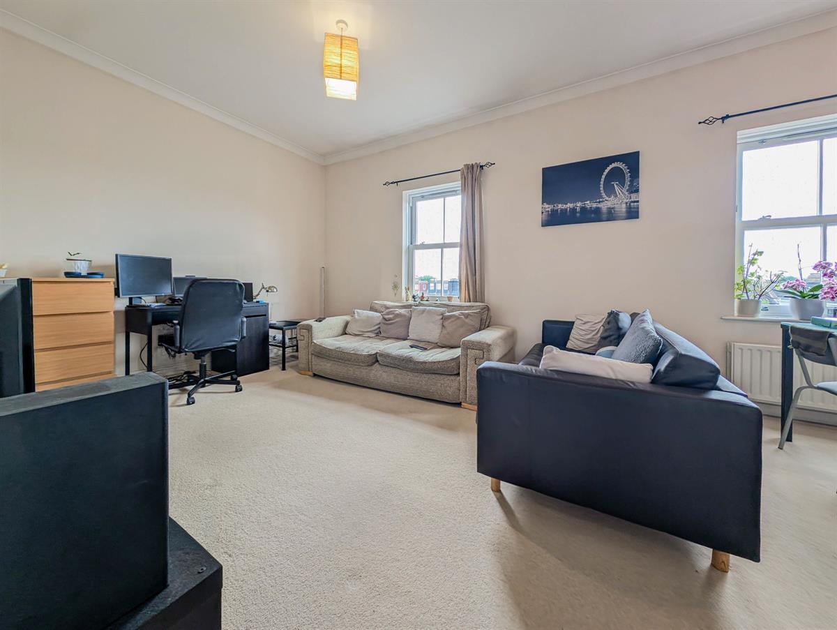 Flat Montague Road in Greater London