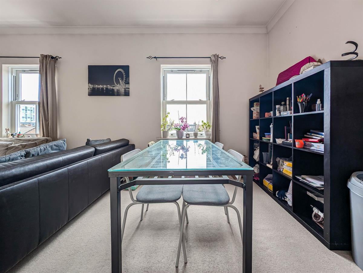 Flat Montague Road in Greater London