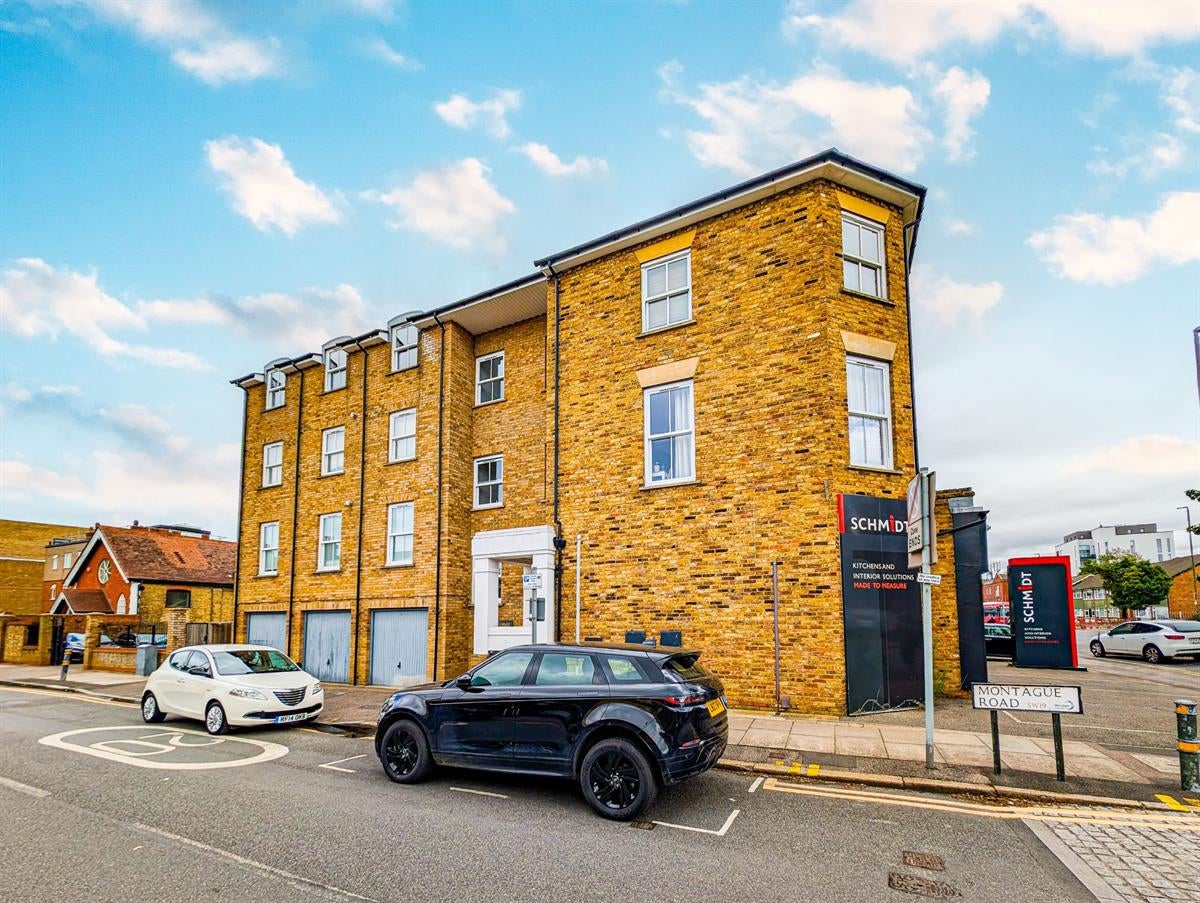 Flat Montague Road in Greater London