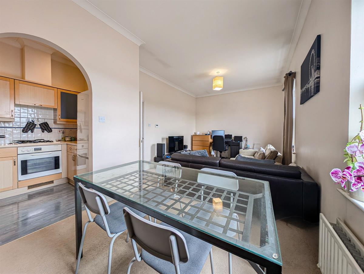 Flat Montague Road in Greater London