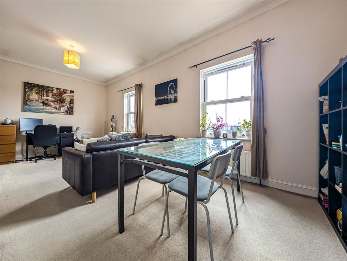 Flat Montague Road in Greater London