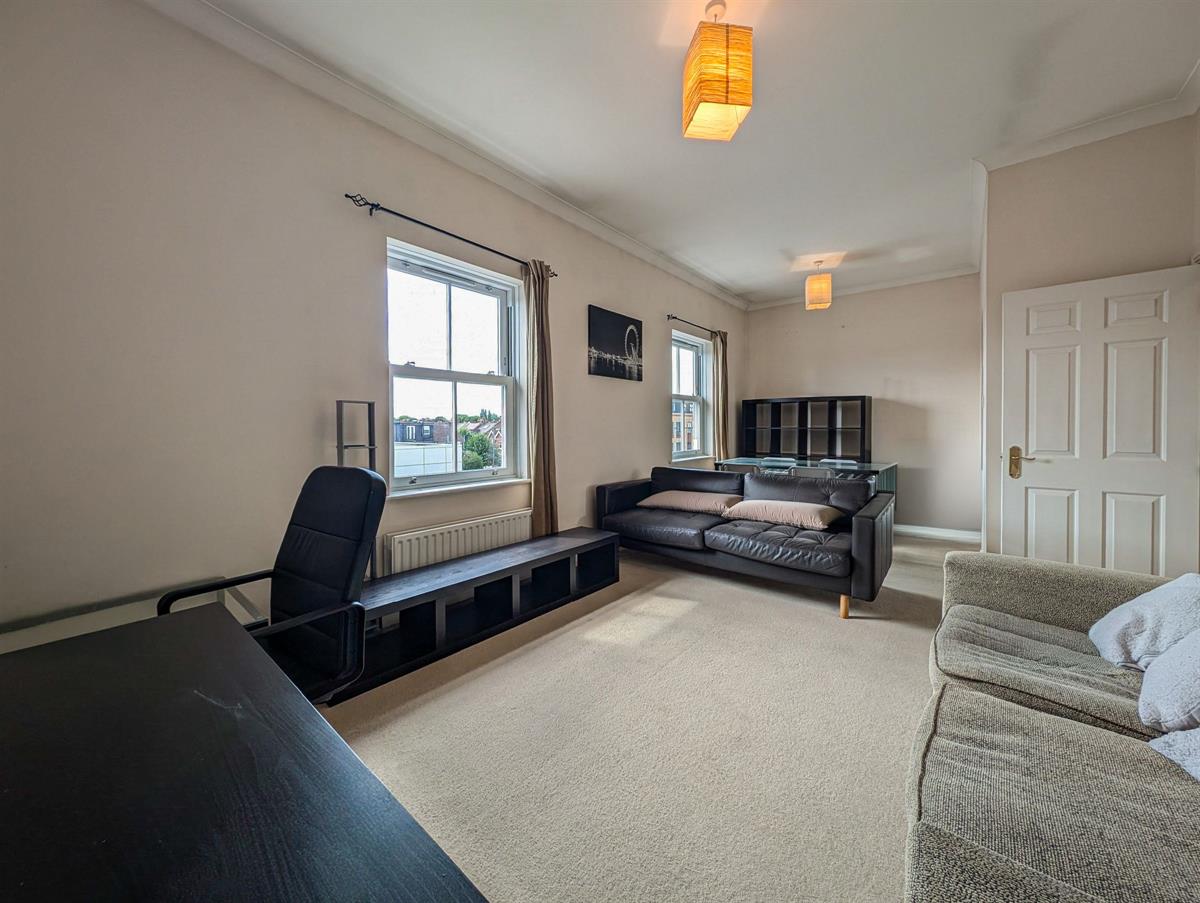 Flat Montague Road in Greater London