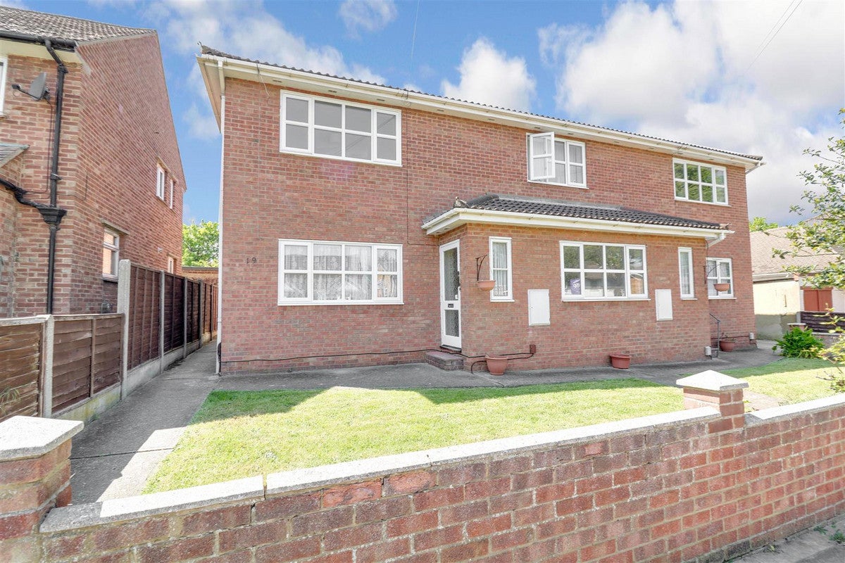 Flat Mount Avenue in Southend-on-Sea